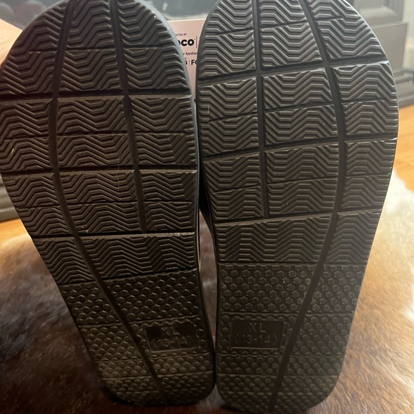 Dallas Cowboy Blue and White Cushioned Sandals for Casual Comfort - Picture 6 of 8